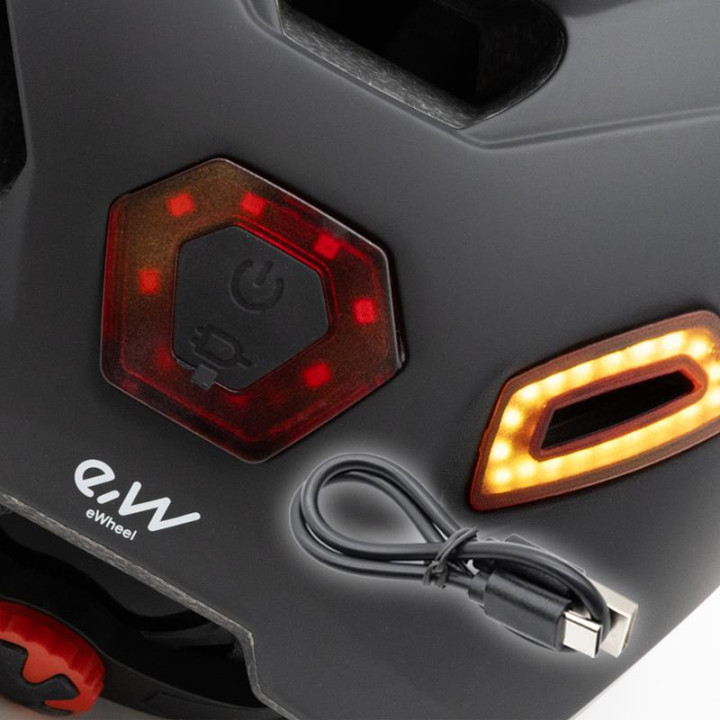 Casca cu lumini fata/spate si semnalizare CP02 Neagra One Size